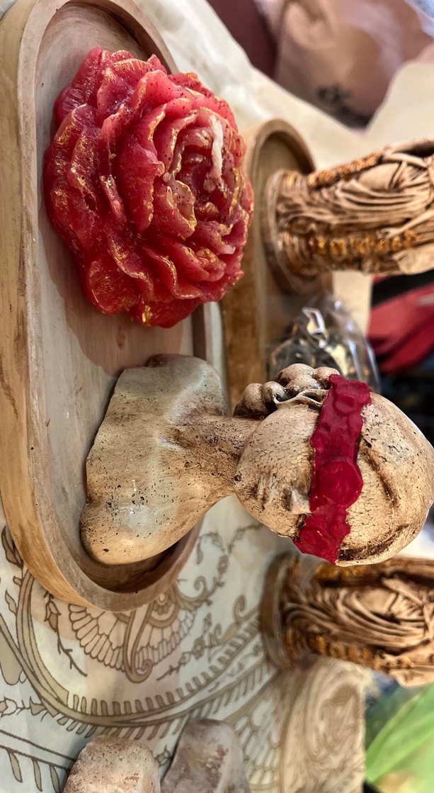 Bordo Renkli çiçek göz bantlı Kadın heykelli mum set - Görsel 2