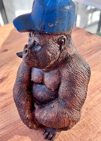 Mavi Şapkalı Kahverengi Goril heykel - Görsel 4