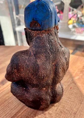 Mavi Şapkalı Kahverengi Goril heykel - Görsel 8