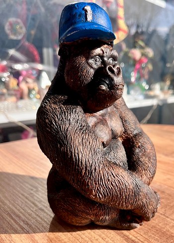 Mavi Şapkalı Kahverengi Goril heykel - Görsel 7