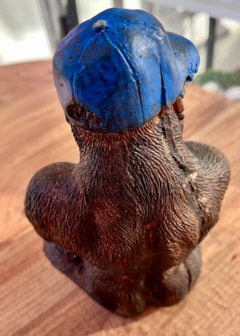 Mavi Şapkalı Kahverengi Goril heykel - Görsel 5