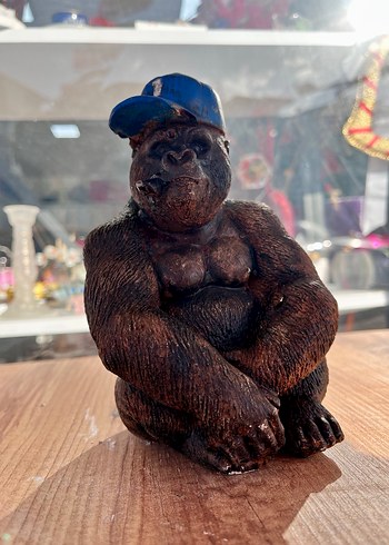 Mavi Şapkalı Kahverengi Goril heykel - Görsel 10