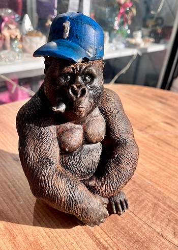 Mavi Şapkalı Kahverengi Goril heykel - Görsel 2