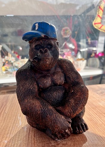 Mavi Şapkalı Kahverengi Goril heykel - Görsel 9