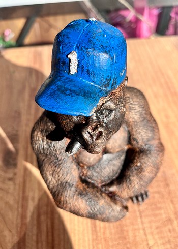 Mavi Şapkalı Kahverengi Goril heykel - Görsel 6
