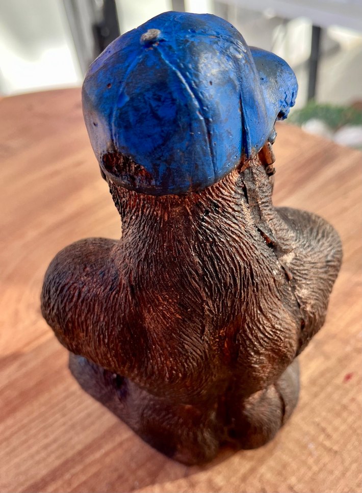 Mavi Şapkalı Kahverengi Goril heykel - Görsel 5