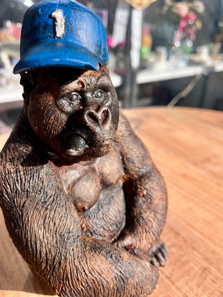 Mavi Şapkalı Kahverengi Goril heykel - Görsel 3