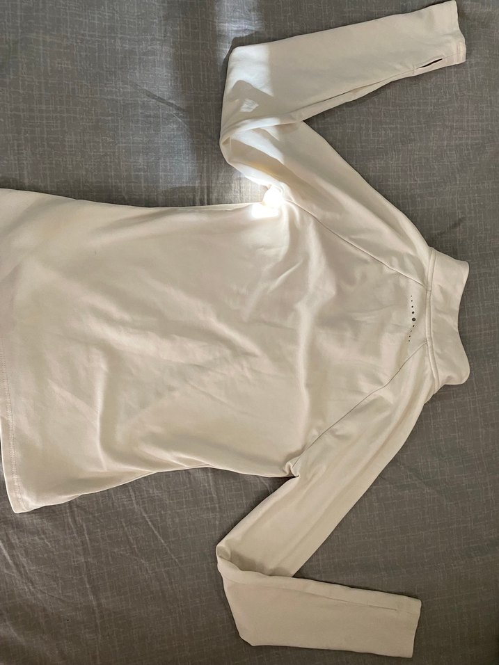 Yüksek Yaka Beyaz Spor Tişörtü - Görsel 2