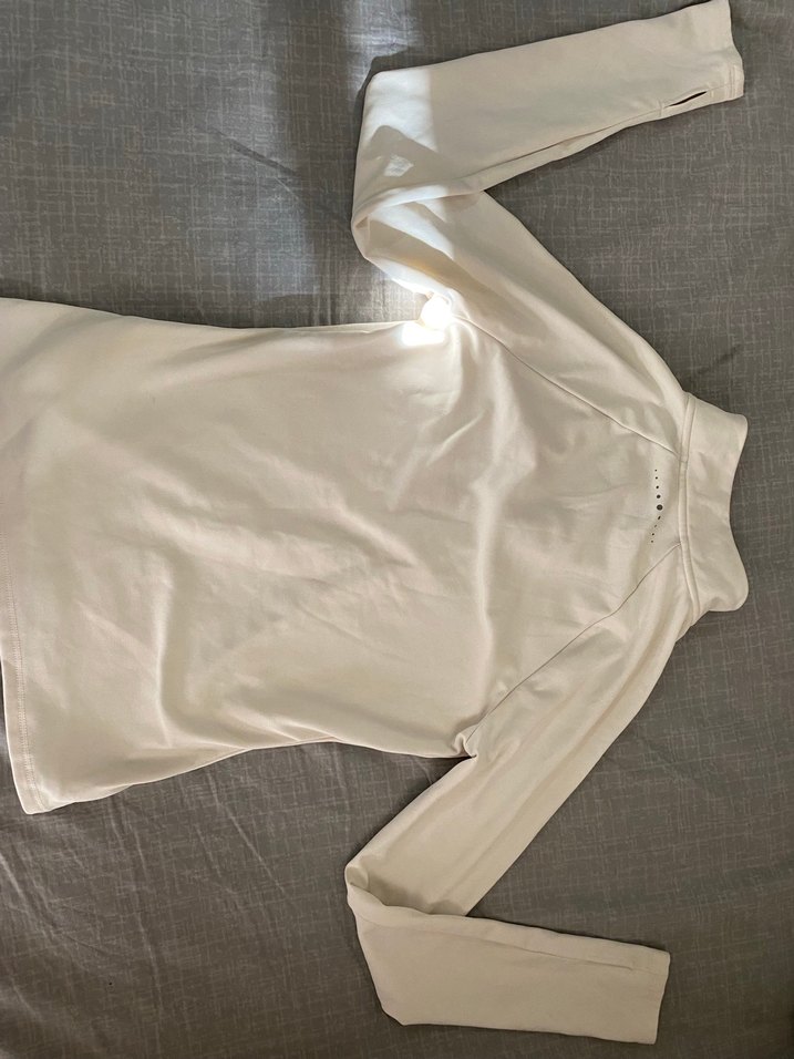 Yüksek Yaka Beyaz Spor Tişörtü - Görsel 3