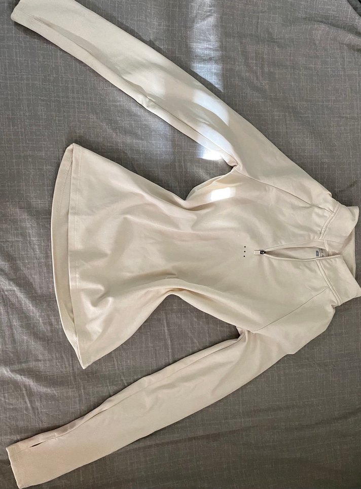 Yüksek Yaka Beyaz Spor Tişörtü - Görsel 5