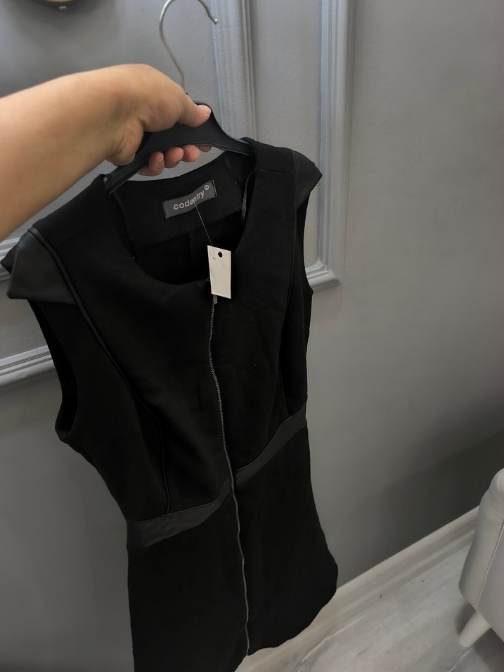 ADL markaya ait Siyah Fermuarlı Midi V Yaka Kolsuz Elbise - Görsel 4