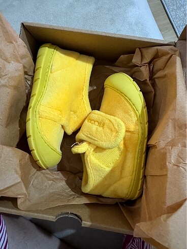 21 Beden sarı Renk Vicco ev ayakkabisi