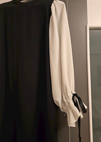 Uzun Siyah Kalem Elbise Beyaz Drapeli Kollu - Görsel 4