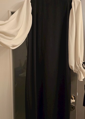 Uzun Siyah Kalem Elbise Beyaz Drapeli Kollu - Görsel 2