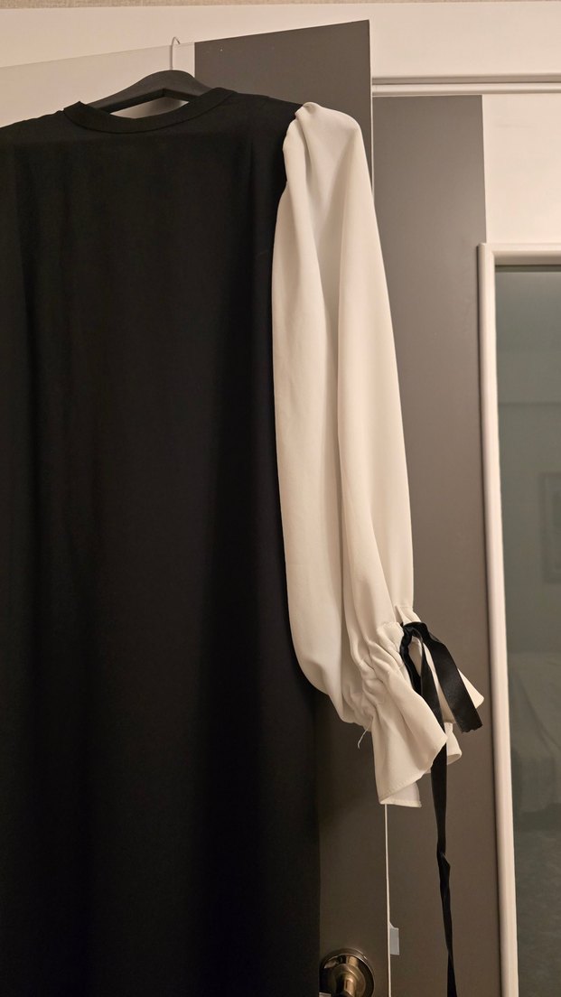 Uzun Siyah Kalem Elbise Beyaz Drapeli Kollu - Görsel 4