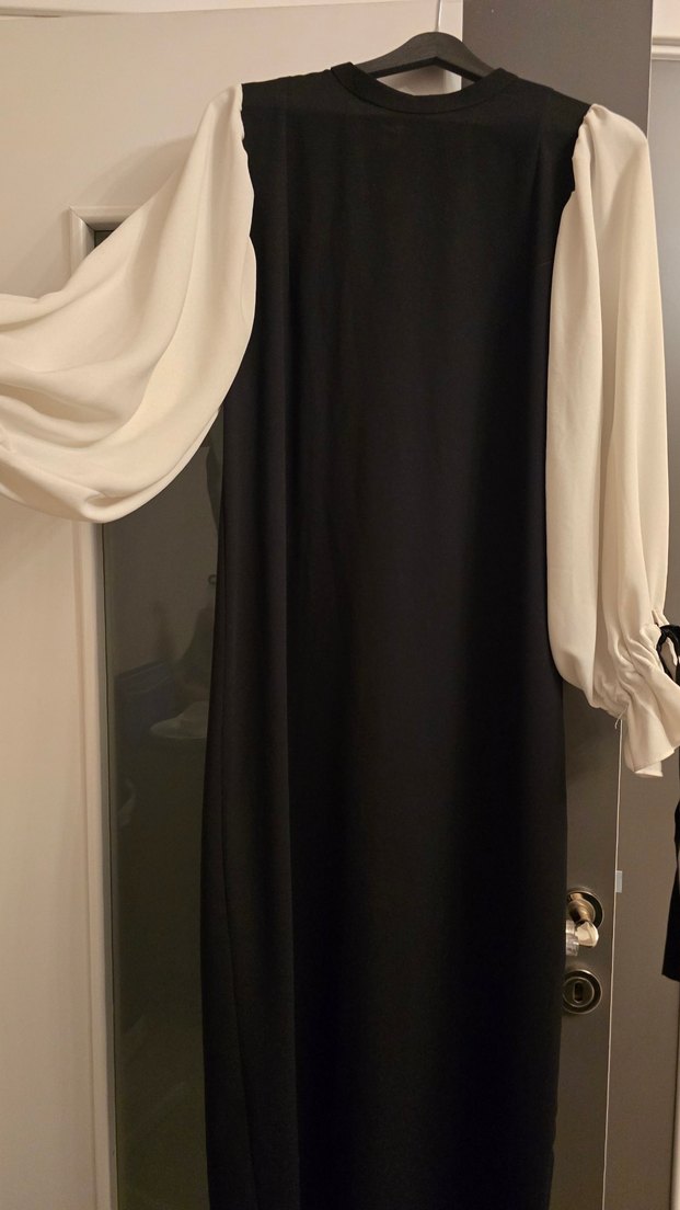 Uzun Siyah Kalem Elbise Beyaz Drapeli Kollu - Görsel 2