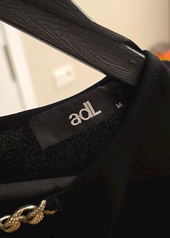 Zincir Detaylı Siyah V Yaka Kadın Bluz - Görsel 3