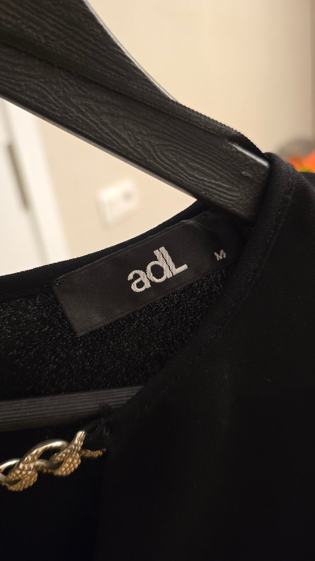 Zincir Detaylı Siyah V Yaka Kadın Bluz - Görsel 3