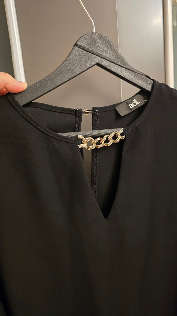 Zincir Detaylı Siyah V Yaka Kadın Bluz - Görsel 2