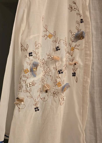 Nakışlı Beyaz KadınGömlek - Görsel 2