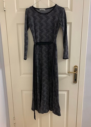 Uzun Kollu Gri Yılan Desenli Kemerli Elbise - Görsel 4