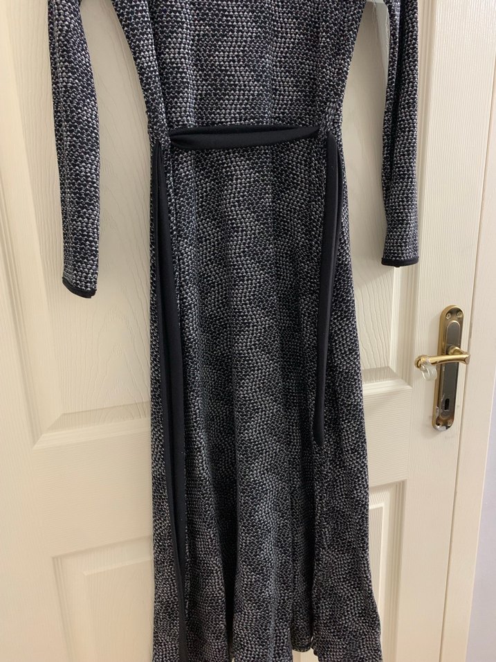 Uzun Kollu Gri Yılan Desenli Kemerli Elbise - Görsel 3