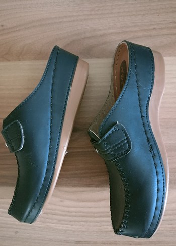 Siyah Parlak Dolgu Topuklu Kadın Terlik - Görsel 3