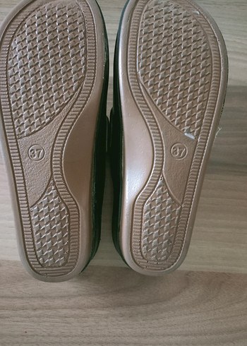 Siyah Parlak Dolgu Topuklu Kadın Terlik - Görsel 4