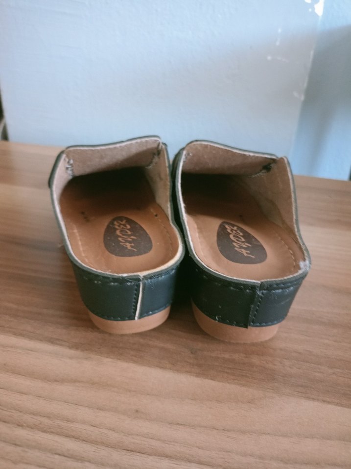 Siyah Parlak Dolgu Topuklu Kadın Terlik - Görsel 2