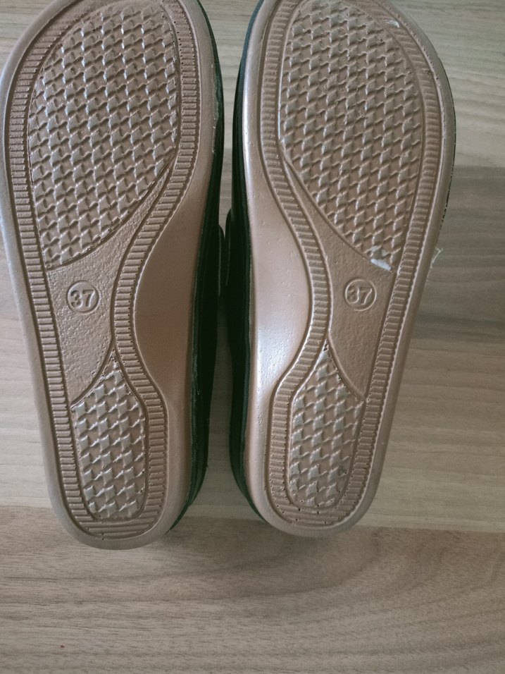 Siyah Parlak Dolgu Topuklu Kadın Terlik - Görsel 4