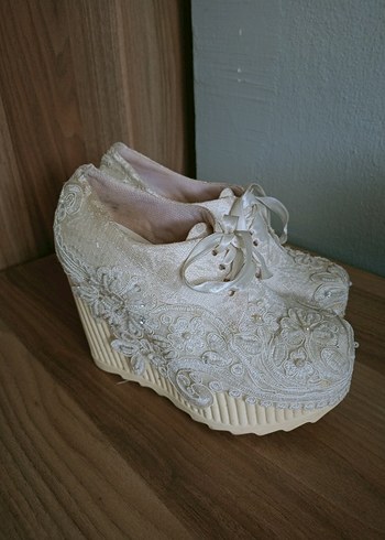 Vintage Dantel Detaylı Beyaz Dolgu Topuklu Ayakkabı - Görsel 2