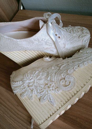 Vintage Dantel Detaylı Beyaz Dolgu Topuklu Ayakkabı - Görsel 3