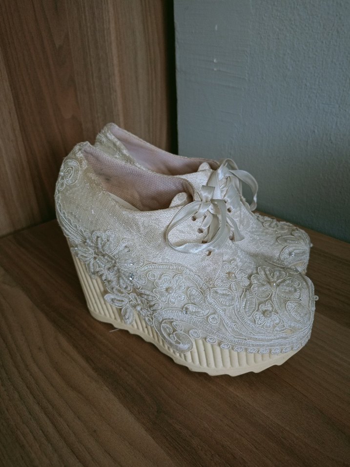 Vintage Dantel Detaylı Beyaz Dolgu Topuklu Ayakkabı - Görsel 2