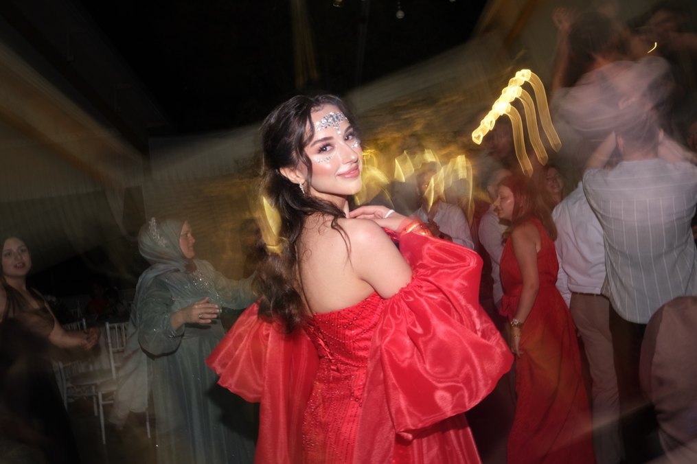 Balon Kollu İşlemeli Kırmızı Straplez Mini Elbise - Görsel 2