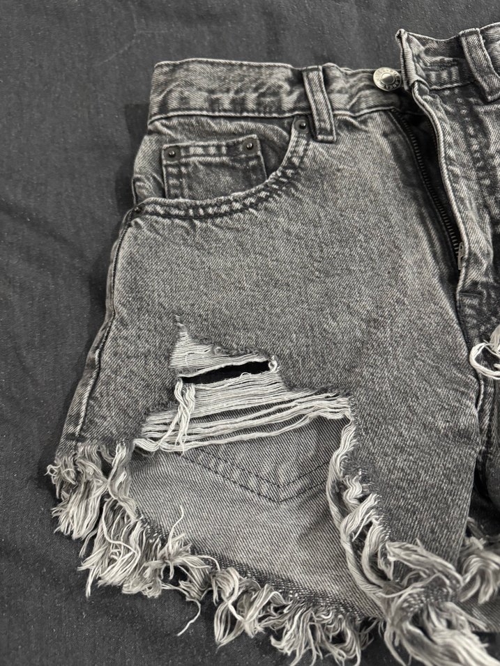 Pull&Bear Gri Yırtık Mini Kot Şort - Görsel 3