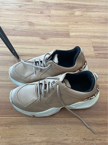 Ten rengi sneaker kalın taban