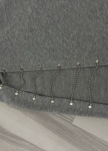 Zincir Detaylı Gri Mini Etek - Görsel 3