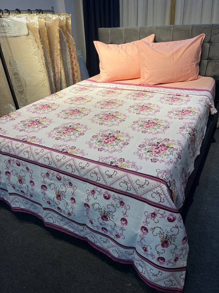 Pastel Çiçek Desenli Beyaz Yatak Örtüsü pike takimi - Görsel 2