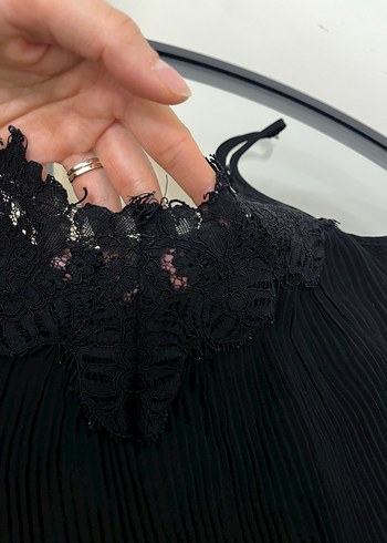 Zara dantel detaylı pliseli askılı bluz - Görsel 2
