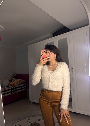 V Yaka Tüylü Bej Triko hırka - Görsel 2