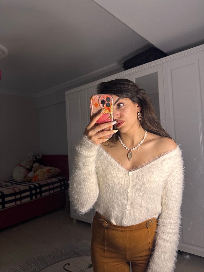 V Yaka Tüylü Bej Triko hırka - Görsel 3