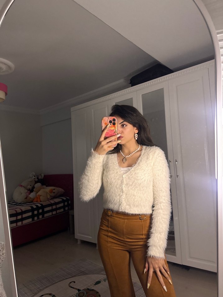 V Yaka Tüylü Bej Triko hırka - Görsel 2