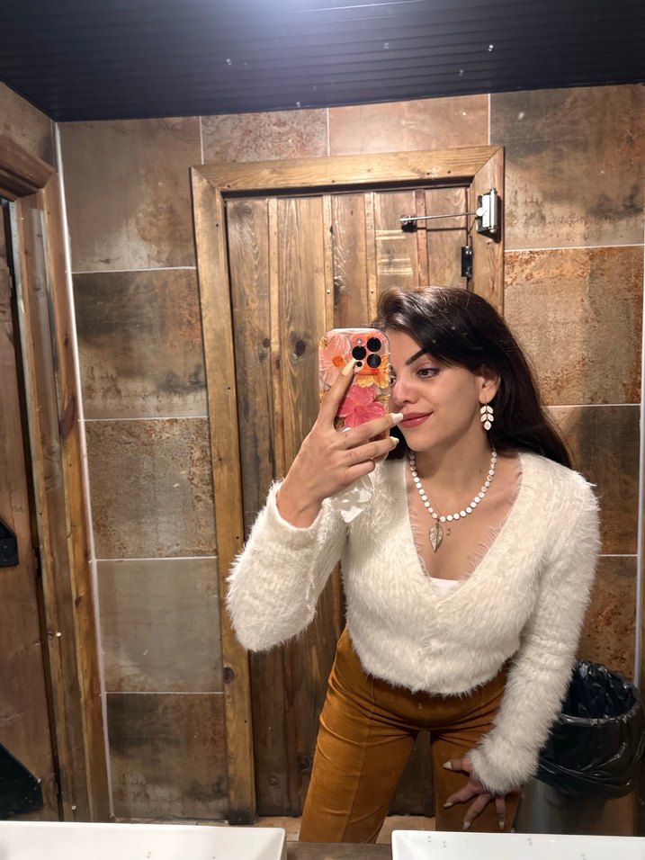 V Yaka Tüylü Bej Triko hırka - Görsel 4