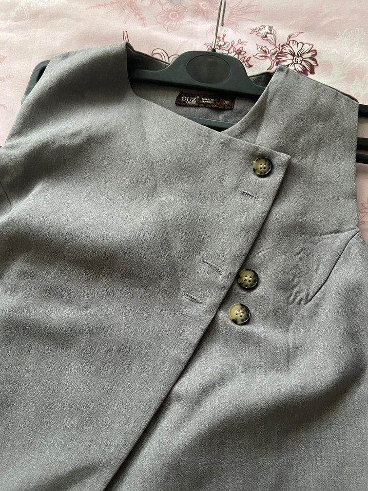 Düğmeli Gri Kolsuz Kadın Yelek - Görsel 2