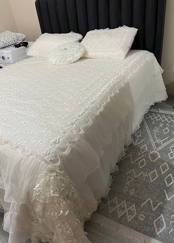 İşlemeli Beyaz Yatak Örtüsü (Vinaldi yatak örtüsü)
Çeyizlik. - Görsel 2