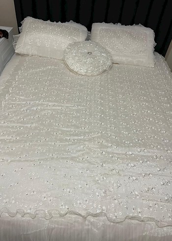 İşlemeli Beyaz Yatak Örtüsü (Vinaldi yatak örtüsü)
Çeyizlik. - Görsel 4