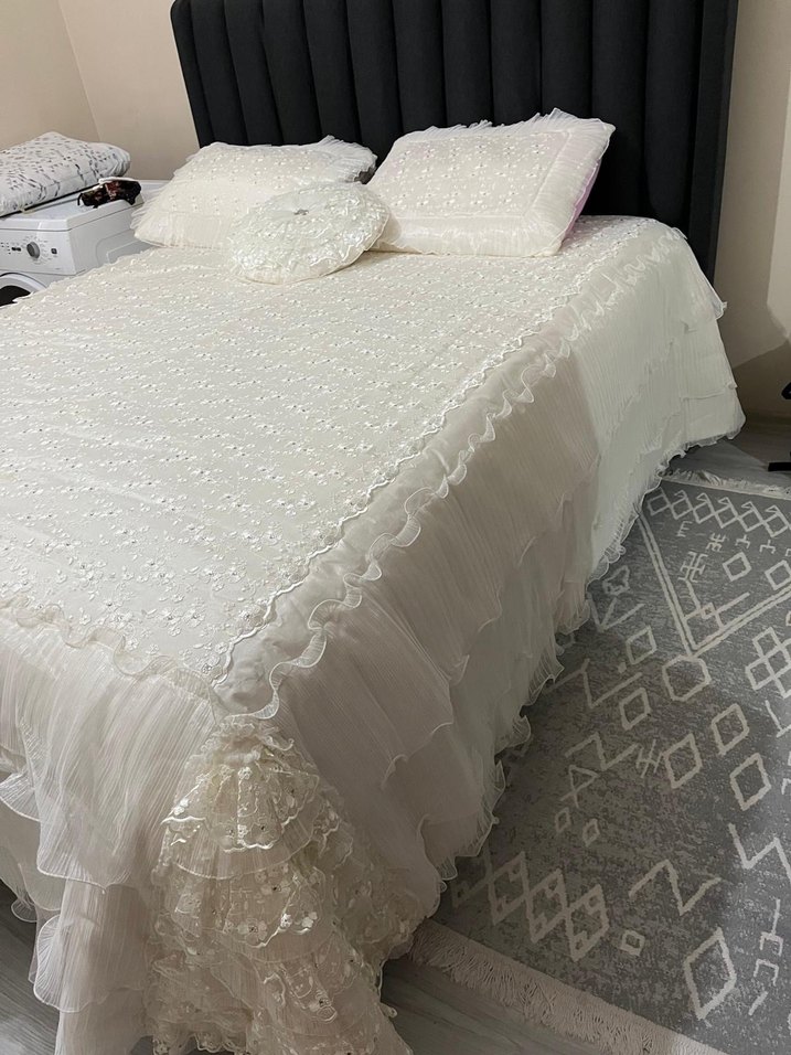 İşlemeli Beyaz Yatak Örtüsü (Vinaldi yatak örtüsü)
Çeyizlik. - Görsel 2