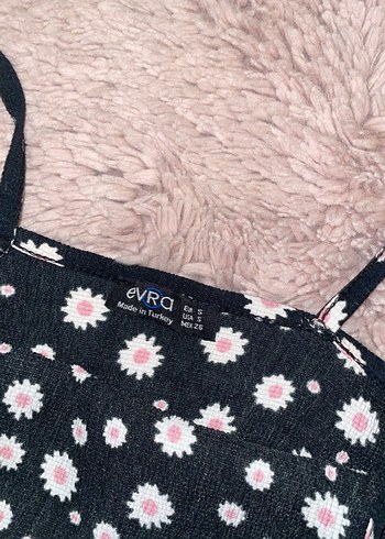 Siyah Mini Askılı Papatya Desenli Altı Şortlu Elbise - Görsel 2