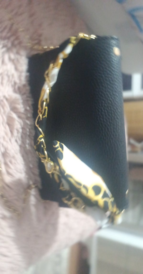 Zincir Detaylı Siyah Yılan Derisi Desenli Deri Çanta - Görsel 3