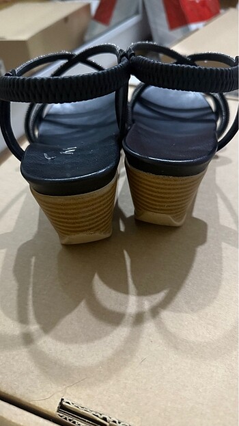 Taş detaylı siyah sandalet - Görsel 7